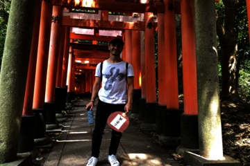 Een aantal van de vele rode poorten die bij de Fushimi Inari Taisha tempel staan. Foto | Privé-archief Ralf Mackenbach