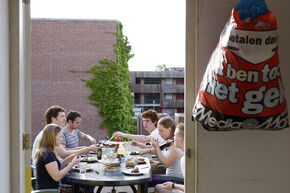 Aanschuiven bij Huize KB. Foto | Bart van Overbeeke