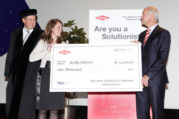 Kelly Klawer neemt de cheque in ontvangst