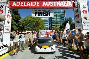 Bij de feestelijke finish in Adelaide. Foto | Bart van Overbeeke