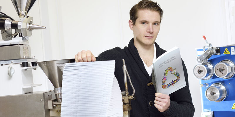 Promovendus Benny Luijsterburg met zijn plastic proefschrift. Foto | Bart van Overbeeke