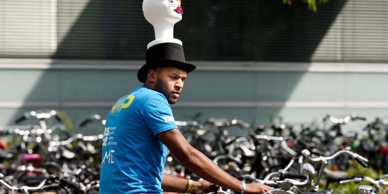 Vinay Gangadin met hoed. Foto | Bart vanOverbeeke