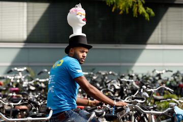 Vinay Gangadin met hoed. Foto | Bart vanOverbeeke