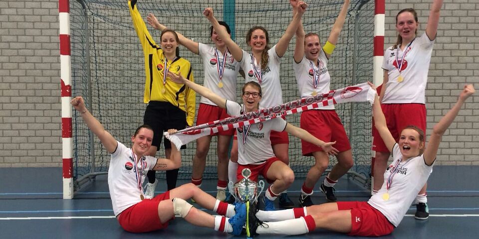 Voetbaldames Totelos winnen districtbeker