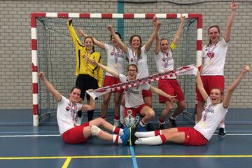 Voetbaldames Totelos winnen districtbeker