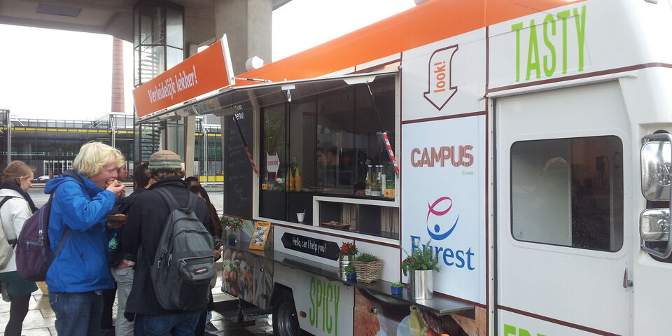 Studenten staan in de rij om een gratis hamburgertje te scoren.