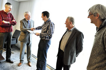Rector Hans van Duijn (tweede van links) feliciteert René van de Molengraft met zijn BKO-certificaat in 2012. Dit is het honderdste certificaat aan de TU/e. Archieffoto | Bart van Overbeeke