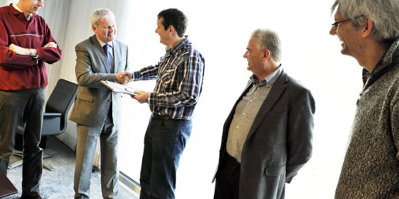 Rector Hans van Duijn (tweede van links) feliciteert René van de Molengraft met zijn BKO-certificaat in 2012. Dit is het honderdste certificaat aan de TU/e. Archieffoto | Bart van Overbeeke