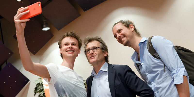 Ben Feringa poseert met studenten. Foto | Bart van Overbeeke