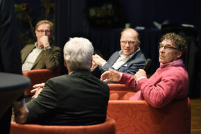 Voetballers en supporter in gesprek. Foto | Bart van Overbeeke