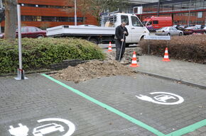 Graafwerk bij de aanleg van het laadstation.