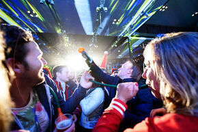 Meer lol met een biertrechter. Foto | Bart van Overbeeke