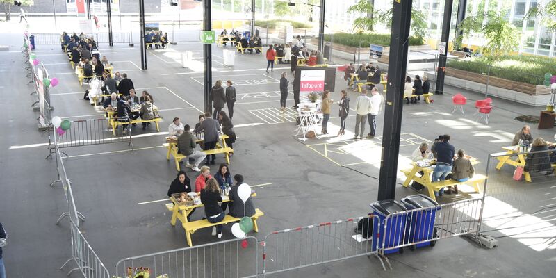 Picknicken in de markthal van MetaForum op je toekomstige werkplek. Foto | Bart van Overbeeke