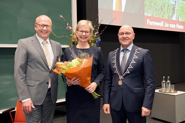 Jo van Ham met zijn vrouw Jolanda en Kees van Rooij, burgemeester van Meierijstad. Foto | Bart van Overbeeke