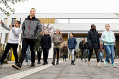 Joep Gevaert met scholieren de wijk in. Foto | Bart van Overbeeke