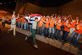 Rennend naar het erepodium. Foto | Bart van Overbeeke Rennend naar het erepodium. Foto | Bart van Overbeeke
