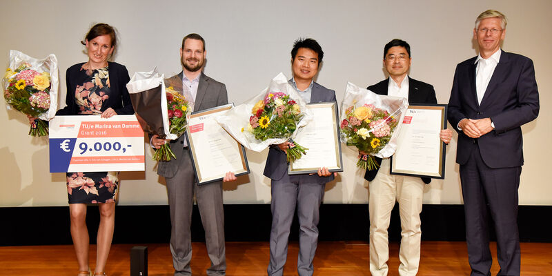 vlnr: Lisanne van Oppen, Stef van den Elzen, Iok-Cheong Wan, Keita Ito (namens Eline van Haaften) en rector Frank Baaijens. Foto | Bart van Overbeeke