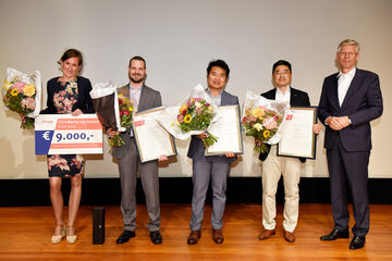 vlnr: Lisanne van Oppen, Stef van den Elzen, Iok-Cheong Wan, Keita Ito (namens Eline van Haaften) en rector Frank Baaijens. Foto | Bart van Overbeeke