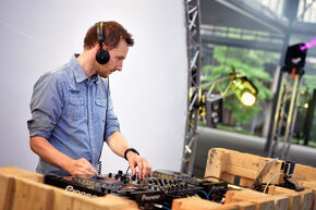 IE&IS-docent Michel van der Borgh als dj. Foto | Bart van Overbeeke