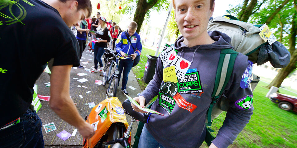 Plakken en beplakt worden. Foto | Bart van Overbeeke