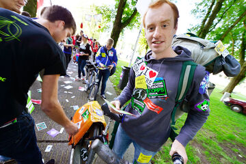 Plakken en beplakt worden. Foto | Bart van Overbeeke