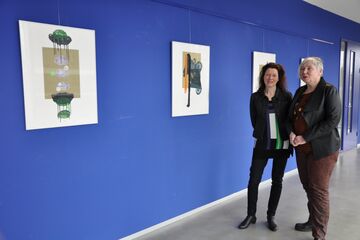 Leonie van Santvoort (links) en Rianne Schaaf in Flux bij een deel van de tentoonstelling.