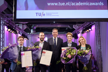 De winnaars op een rijtje: vlnr Jaron Sanders, Evangelos Stamatopoulos, Jan Fransoo (dean TU/e Graduate School), Ronen Kroeze en Elise Huisman. Foto | Bart van Overbeeke