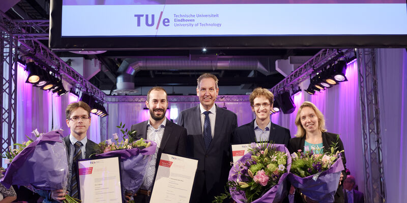 De winnaars op een rijtje: vlnr Jaron Sanders, Evangelos Stamatopoulos, Jan Fransoo (dean TU/e Graduate School), Ronen Kroeze en Elise Huisman. Foto | Bart van Overbeeke