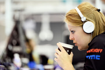 Lotte de Koning aan het werk tijdens de RoboCup. Foto | Bart van Overbeeke