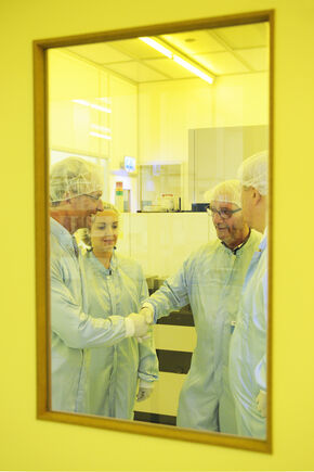 Minister Kamp in de cleanroom. Foto | Bart van Overbeeke