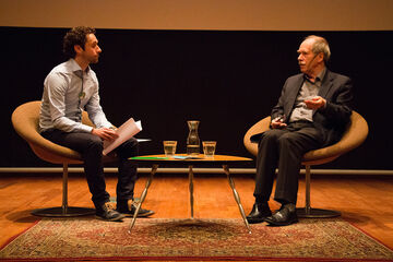 Gerard 't Hooft en presentator Gijs van de Sande. Foto | Tom Hessels