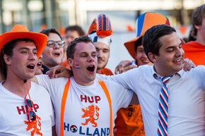 Gebroederlijk zingend voorafgaand aan de wedstrijd. Foto | Bart van Eijden Gebroederlijk zingend voorafgaand aan de wedstrijd. Foto | Bart van Eijden