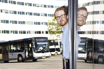 Ben van Lier in 'zijn' bus. Foto | Bart van Overbeeke