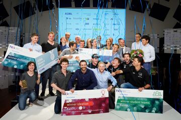 Alle winnaars verzameld bij de afsluitende fotoshoot. Foto | Bart van Overbeeke