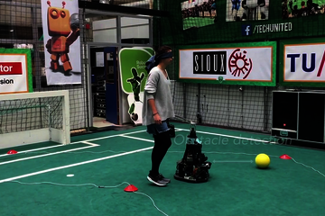 TU/e-studenten bouwden de voetbalrobot van Tech United om tot blindengeleiderobot.