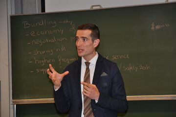 Eric van der Geer geeft IE&IS medewerkers toelichting op de enquête.