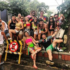 Carnaval op straat in Belo Horizonte, Tim (midden/rechts achteraan) 