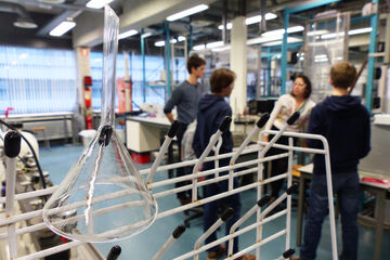 Scholieren in het lab bij Letícia Pezzi Martins.
