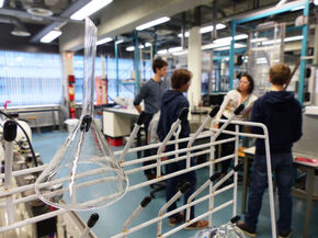 Scholieren in het lab bij Letícia Pezzi Martins.