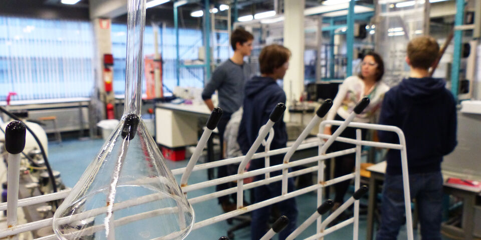 Scholieren in het lab bij Letícia Pezzi Martins.