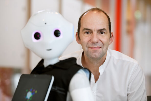 Hoogleraar Filosofie van de Ethiek Vincent Müller met  Pepper-robot. Foto | Bart van Overbeeke