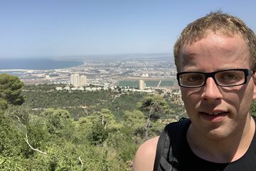 Uitzicht vanaf Mount Carmel. Links begint het havengebied van Haifa. Foto | Privéarchief Mark Legters