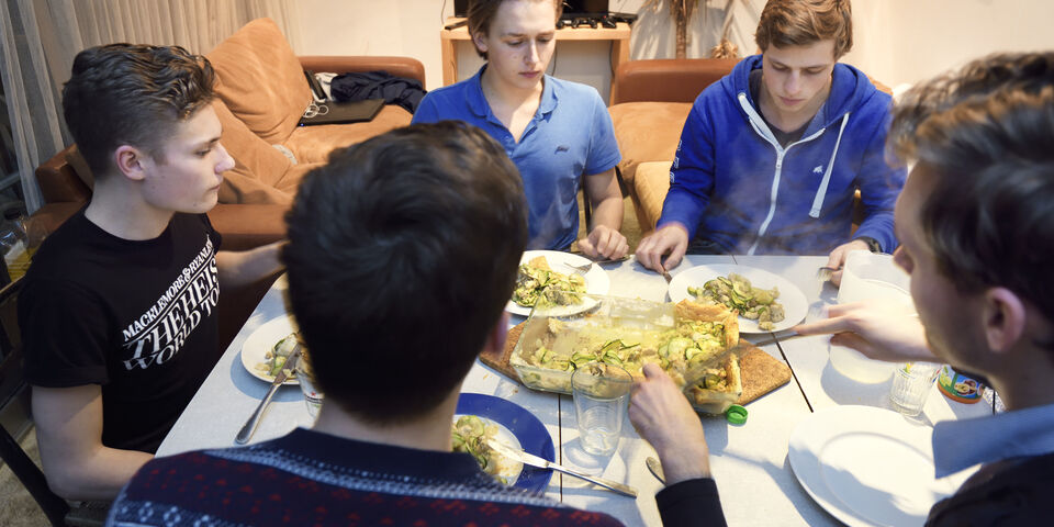 Aanschuiven bij Gabriël Metsulaan 10. Foto | Bart van Overbeeke