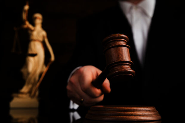 Rechter tikt DUO op vingers om aanvullende beurs