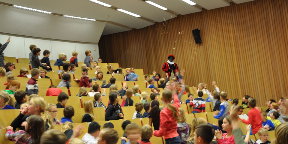 Kindercollege 'De logistiek van Sinterklaas' door prof.dr. Ton de Kok.