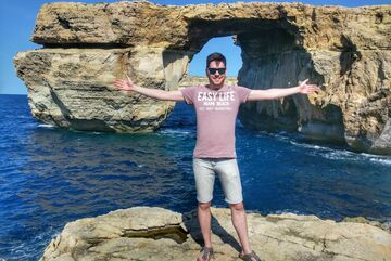 Dennis bij het Blauwe Raam op Gozo.