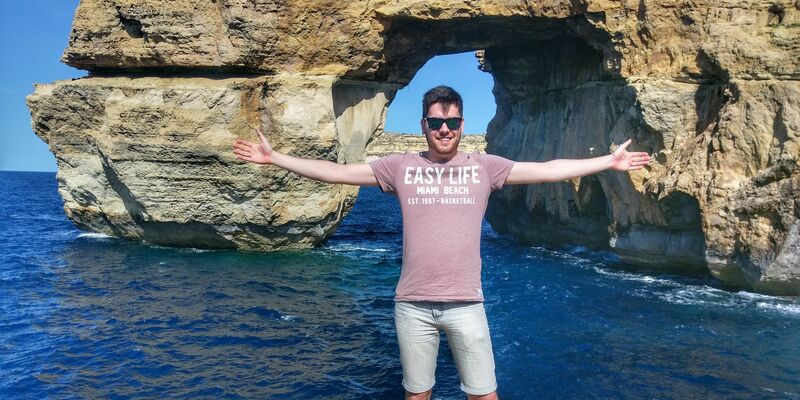 Dennis bij het Blauwe Raam op Gozo.
