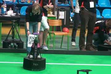 Een Eindhovense robot krijgt tijdens een wedstrijd aanwijzingen via een QR-code. Dit is een nieuw element in het spel.