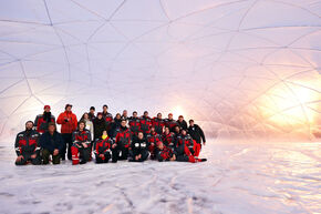 Het team in de opgeblazen grote koepel. Het opspuiten kan beginnen. Foto | Bart van Overbeeke