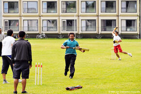 A game of cricket on campus. Foto | Bart van Overbeeke